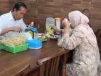 ampingi-Iriana-saat-makan-di-warung.jpg