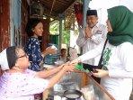 anggota-dprd-beri-bantuan.jpg