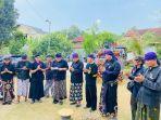 anggota-kejawen-maneges-sedang-memanjatkan-doa-bersama.jpg