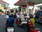 antrean-di-spbu-matahari-kudus.jpg