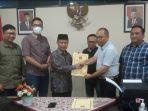 bacaleg-dpd-ri-abdul-kholik-bersama-tim-menyerahkan-berkas-persyaratan.jpg