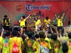 VIDEO Band Serempet Gudal Hibur Peserta Run Colorparty NanoNano di Jalan Pahlawan