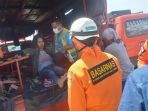 basarnas-proses-evakuasi-korban-tsunami-di-plau_20181005_174207.jpg