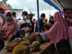bazar-durian-di-jalan-kampung-wilayah-Desa-Gempolan.jpg