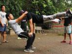 begini-cara-kecilkan-perut-tanpa-fitnes-ala-barstuntman-semarang_20150411_110235.jpg