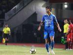 bek-persib-bandung-zalnando-menggiring-bola.jpg