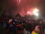 Benar-benar Memesona, Pesta Kembang Api di Candi Gedongsongo Saat Berselimut Kabut