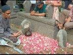 berdoa-di-pemakaman-yusuf.jpg