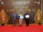berfoto-bersama-dalam-acara-Anugerah-LLDIKTI-VI.jpg