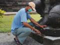 bersihkan-candi-dr-abu-vulkanik.jpg
