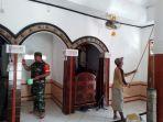 bhabinsa-mengecat-masjid-di-demak.jpg