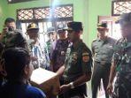 brigjen-dedi-priatna-memberikan-paket-sembako-kepada-irwan-44-petani.jpg