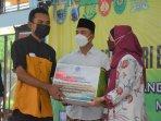 bupati-batang-serahkan-paket.jpg