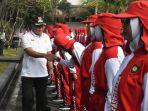 bupati-karanganyar-juliyatmono-memberikan-selamat-kepada-para-petugas-paskibraka.jpg