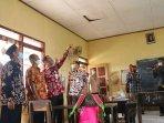 bupati-kudus-tinjau-atap.jpg