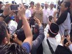 bupati-mirna-temui-sejumlah-pendemo-yang-menolak-fds_20170829_114810.jpg