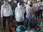 bupati-pati-haryanto-saat-meninjau-pelaksanaan-rapid-test-di-pasar-juwana-baru.jpg