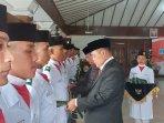 bupati-sematkan-selempang2.jpg