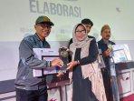 bupati-tegal-beri-hadiah.jpg
