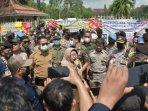 bupati-tegal-temui-pendemo.jpg