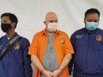 buronan-fbi-russ-medlin-baju-oranye-diapit-polisi.jpg