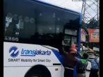 bus-transjakarta-jadi-sasaran-aksi-perusakan-oleh-pengendara-motor.jpg