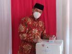 cabup-wonogiri-2020-joko-sutopo-saat-memasukan-surat-suara-ke-dalam-kota.jpg