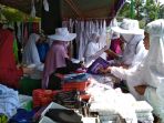calon-jamaah-haji-tengah-memilah-barang-dangan-dii-kudus_20180719_181654.jpg