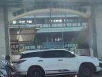 calon-siswa-memarkirkan-mobilnya-yakni-Toyota-Fortuner.jpg