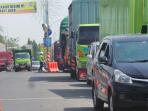 contra-flow-di-jalan-pantura-brebes-11-juli_20150711_143933.jpg