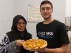 damien-roger-barre-bersama-istrinya-menunjukan-pizza-di-tokonya-di-pekalongan.jpg