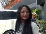 dewi-perssik-penuhi-panggilan-polda-metro-jaya.jpg