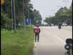 driver-foodpanda-jalan-kaki.jpg