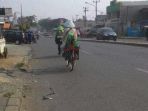 dua-pria-kebumen-bersepeda-naik-haji-ketanah-suci_20180504_141249.jpg