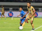 duel-pemain-persib-bandung-dan-dewa-united.jpg