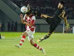 duel-pemain-persija-dan-persis-solo-30923.jpg