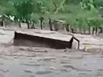 dump-truk-terseret-banjir-bandang-di-Kabupaten-Bima.jpg