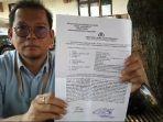 ewan-Pers-Jayanto-Arus-Adi-menunjukkan-berkas-laporan-polisi.jpg