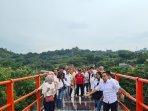 foto-bersama-di-jembatan-kaca7.jpg