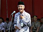 ganjar-pranowo-berpidato-saat-upacara-peringatan-hari-guru-di-sd-negeri-desa-jombor_20161128_173013.jpg