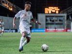 gelandang-persebaya-surabaya-alwi-slamat-saat-membela-timnya.jpg