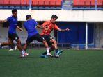 gelandang-psis-semarang-jonathan-cantillana-zorilla-saat-menggiring-bola-dalam-laga-internal-game.jpg