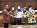 gibran-dan-ketua-dprd-solo.jpg