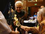 gubernur-jawa-tengah-ganjar-pranowo-ketika-hadir-dalam-acara-talkshow-tribun-5348.jpg