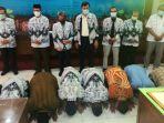 guru-honorer-yang-lolos-seleksi-pppk-sujud-syukur-1.jpg