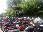 haltu-brt-ketutupan-parkir-di-depan-kantor-imigrasi-kota-semarang_20160826_111602.jpg