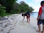 ilustrasi-pasir-pantai-wisatawan-bermain-pasir-pantai-di-karimunjawa-jepara.jpg