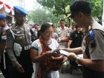 iriansyah-bagi-amplop-zakat-24-juli-2014.jpg