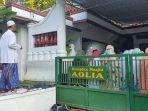 jamaah-aolia-panggang-shalat-idul-fitri-di-komplek-masjid-aolia-di-panggang-iii-giriharjo.jpg