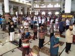 jamaah-salat-masjid-agung-baitussalam-purwokerto-saat-menjal.jpg
